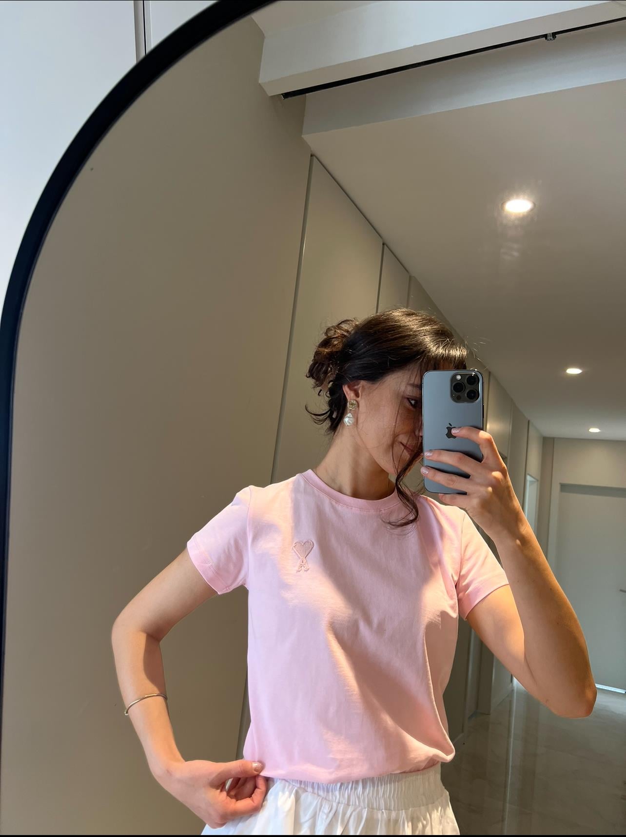 PEMBE NAKIŞ İŞLEMELİ MARKA TİŞÖRT