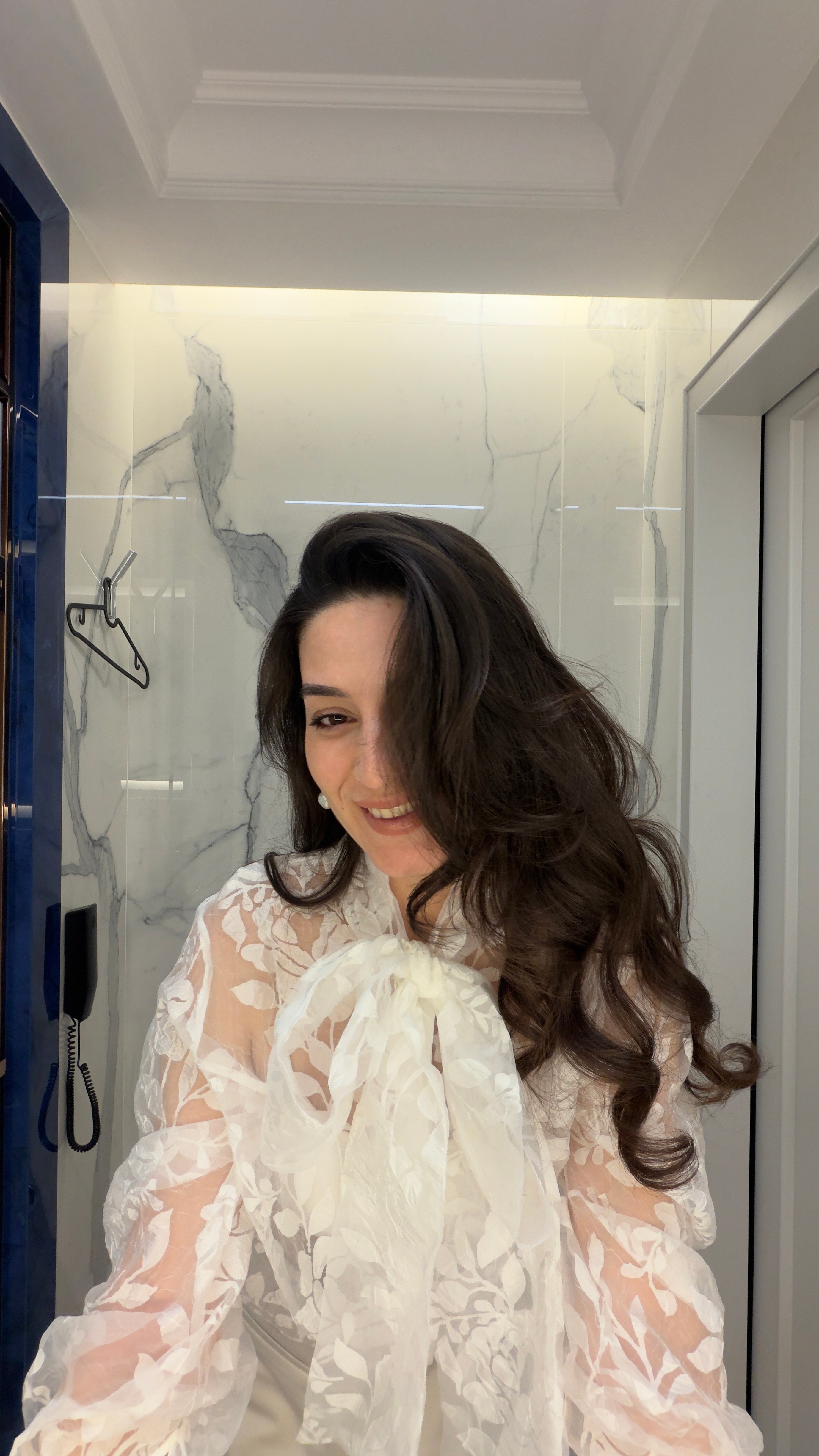 BEYAZ FULARLI TASARIMI GÖMLEK