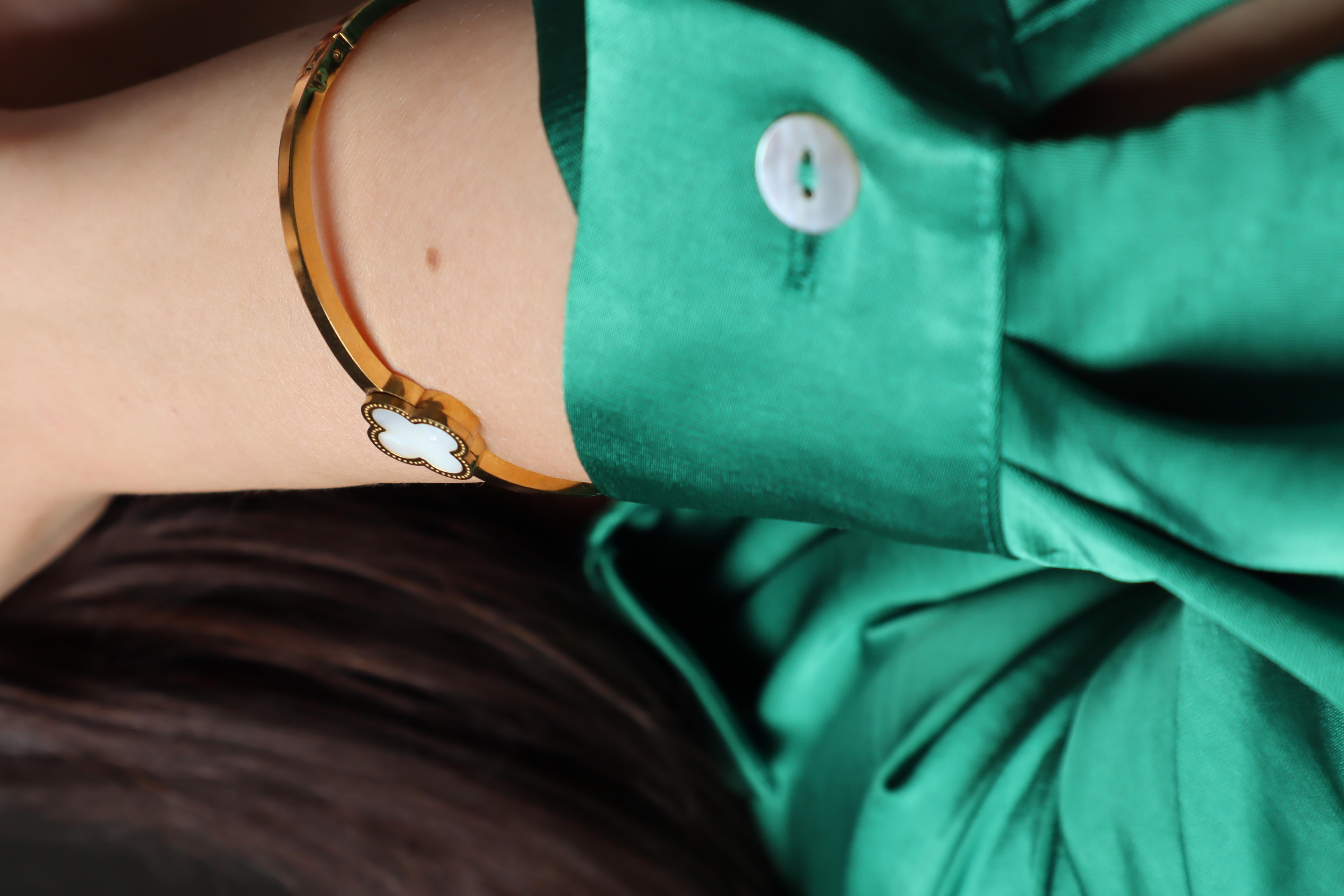 BEYAZ YONCA MODEL KLİPSLİ BİLEKLİL