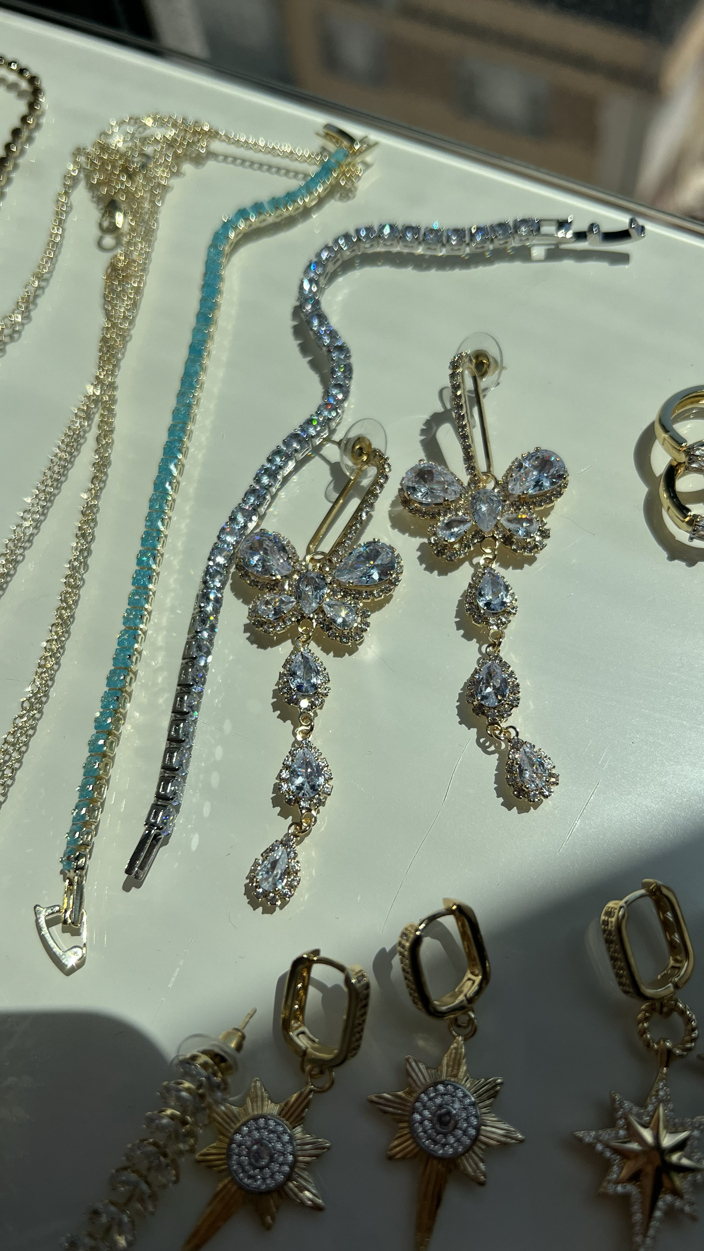 KELEBEK MODEL TAŞLI SARKIT KÜPE