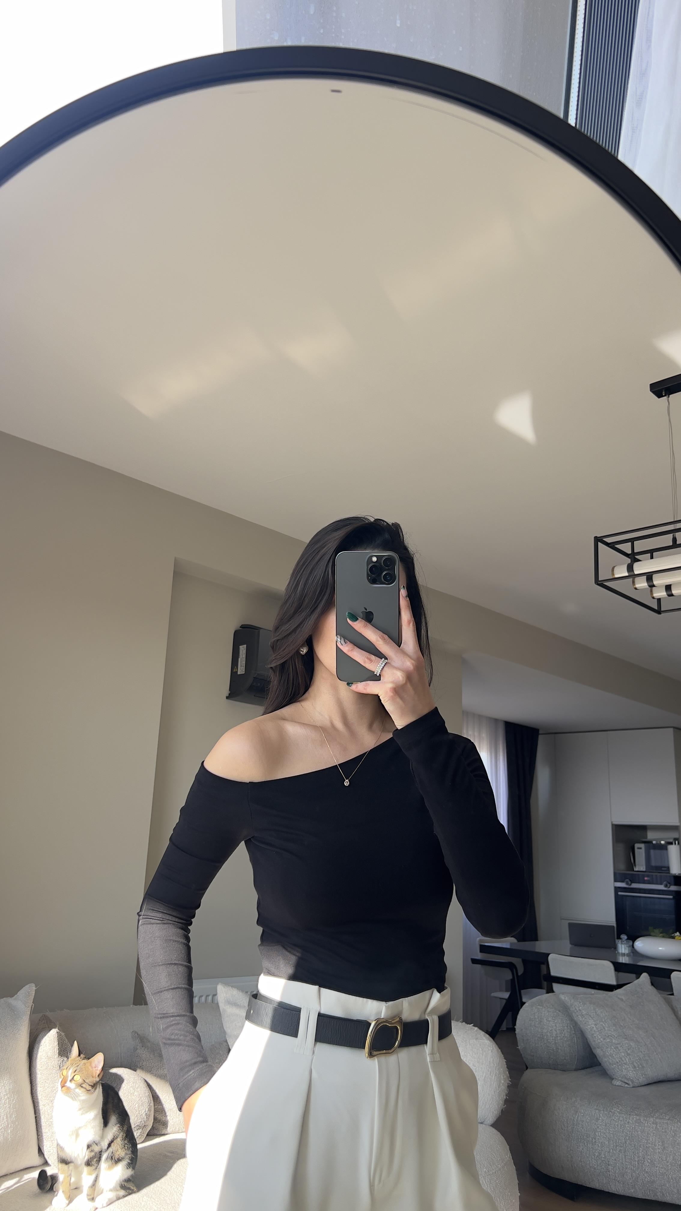 OMUZ DEKOLTELİ TEK OMUZ SİYAH BODY