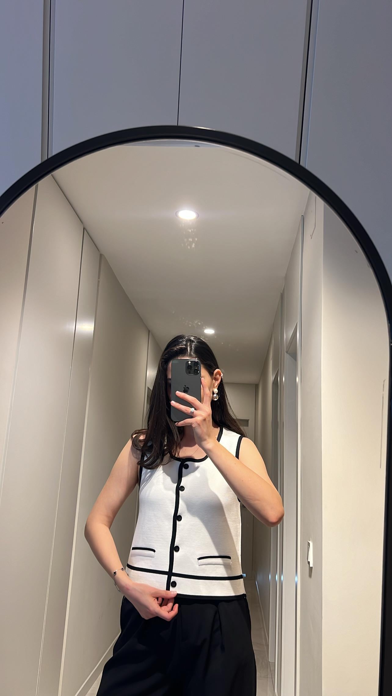 ÖNÜ DÜĞMELİ TRİKO BEYAZ YELEK