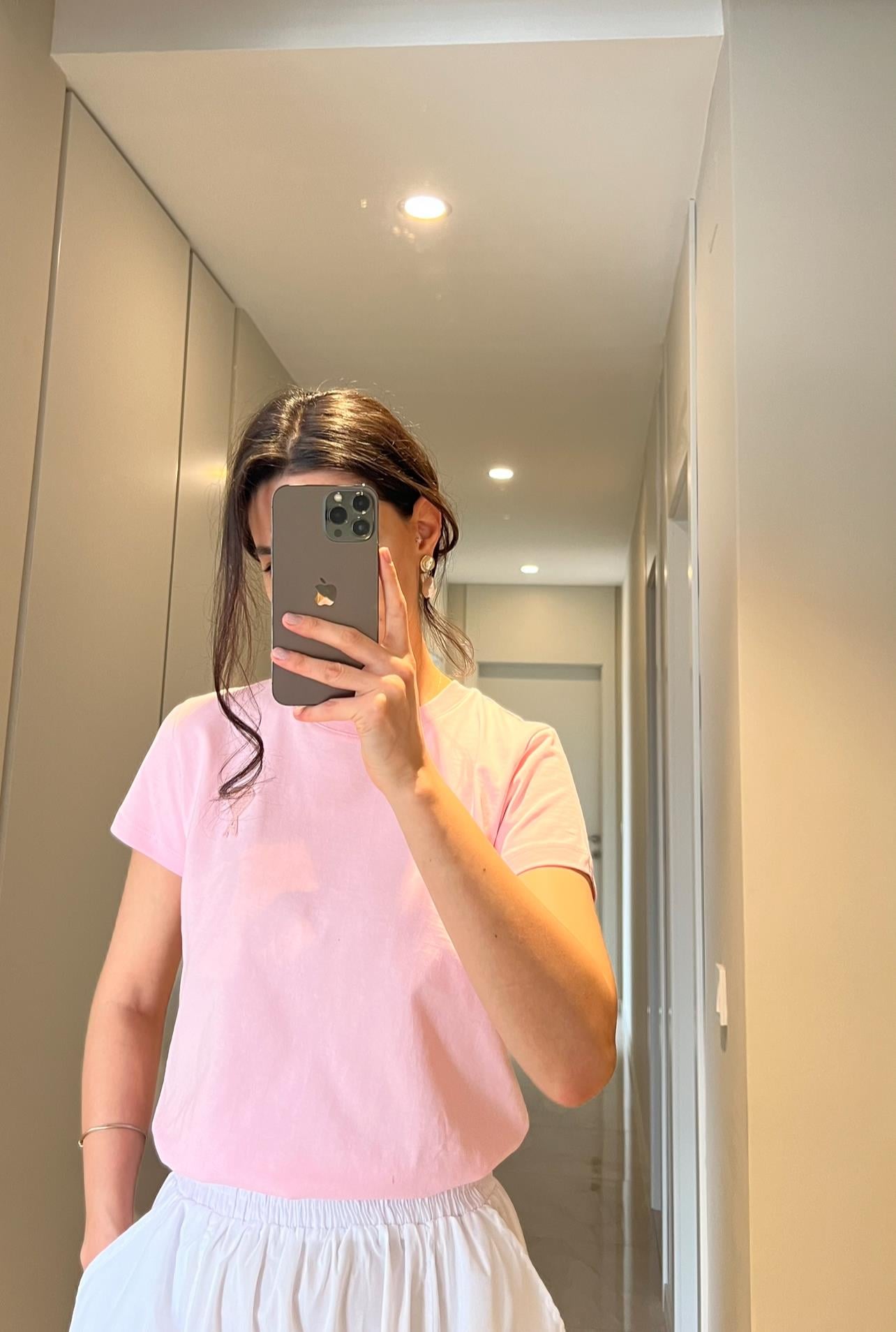 PEMBE NAKIŞ İŞLEMELİ MARKA TİŞÖRT