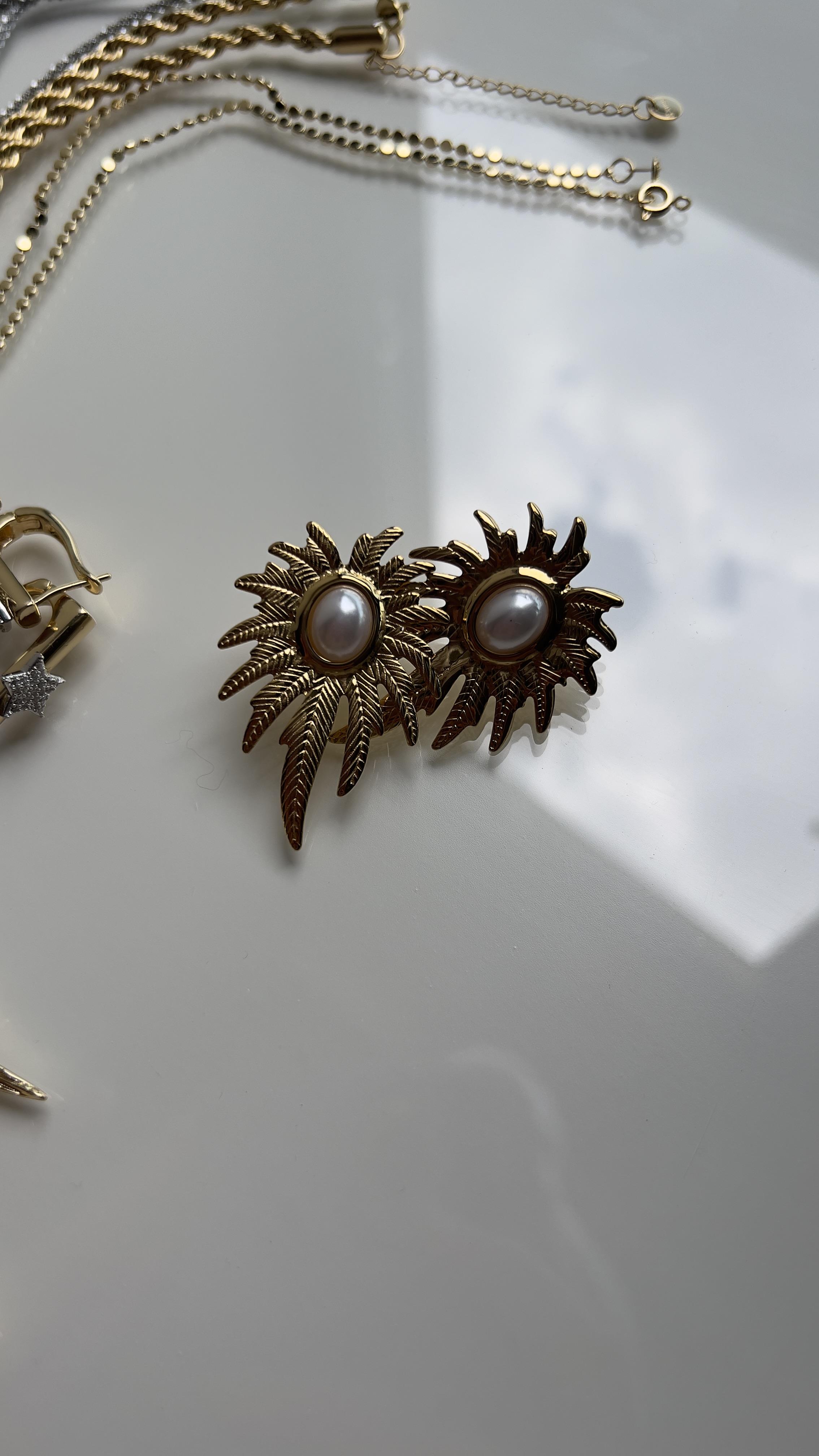 YAPRAK MODEL İNCİLİ KÜPE