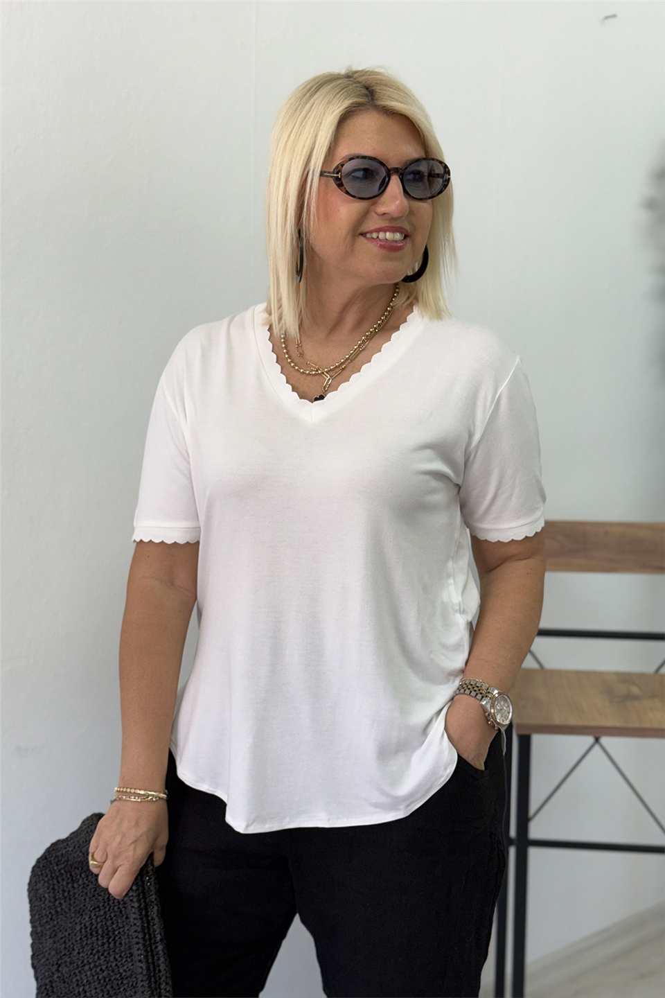 Beyaz V Yaka Dilimli Ribanalı Pamuk T-ShirtTSH26001208-BEYAZ-S