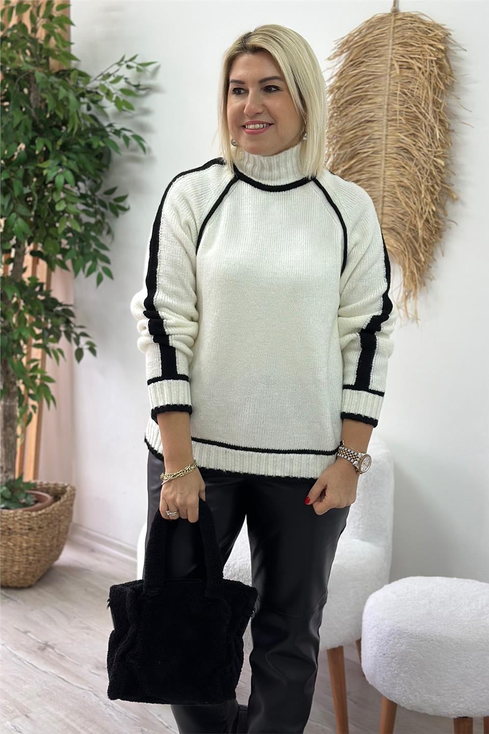 Beyaz Dik Yaka Biyeli Yumoş KazakUT24110952-BEYAZ-STD