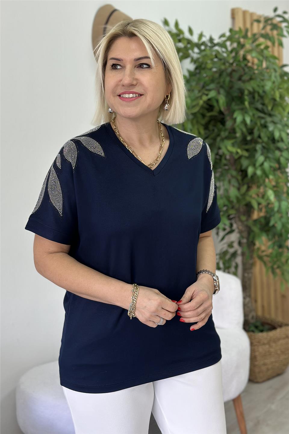 Lacivert V Yaka Yaprak Desen Taş Baskılı Penye TShirtUTS25002064-LACIVERT-M/L