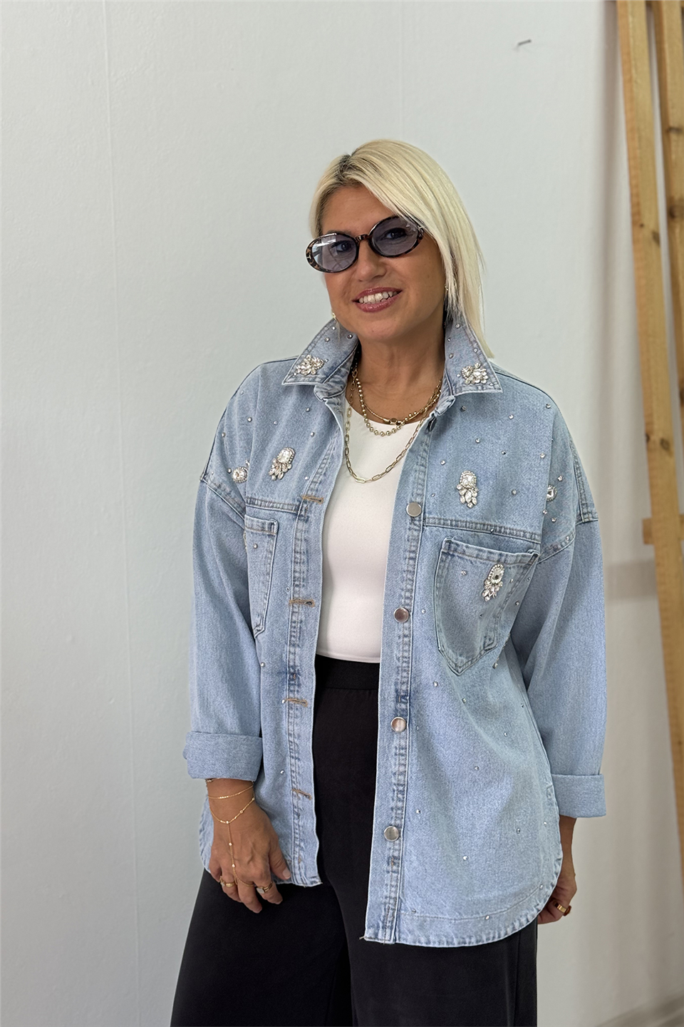 Mavi Yaka ve Beden Taş İşlemeli Denim GömlekGM20260053-MAVI-S