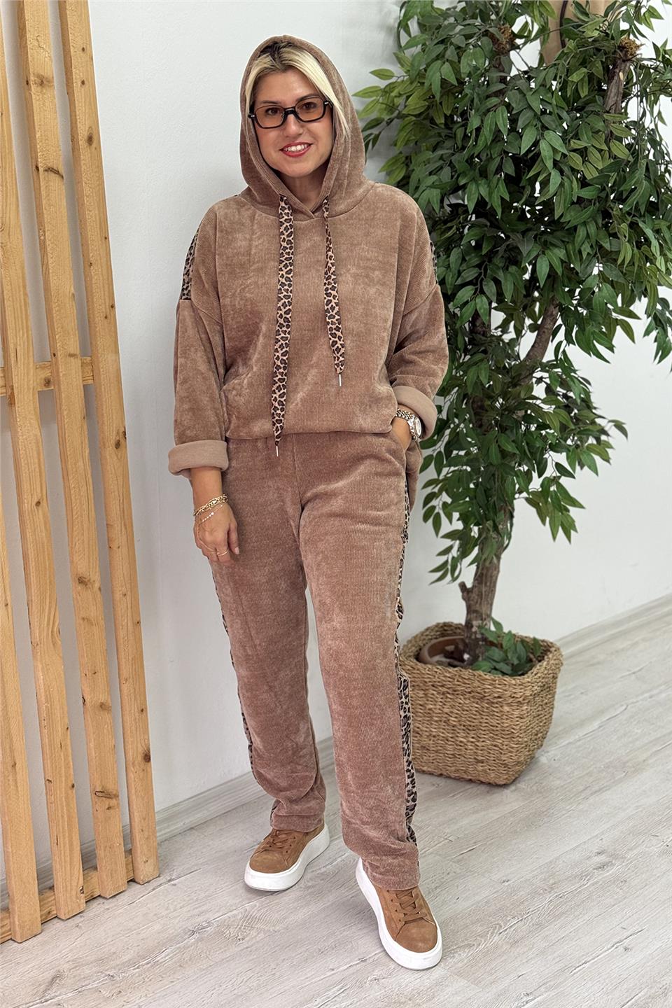 Siyah Kapüşonlu Leopar Şeritli İthal Kadife İkili TakımUTK2501181-CAPPUCINO-STD