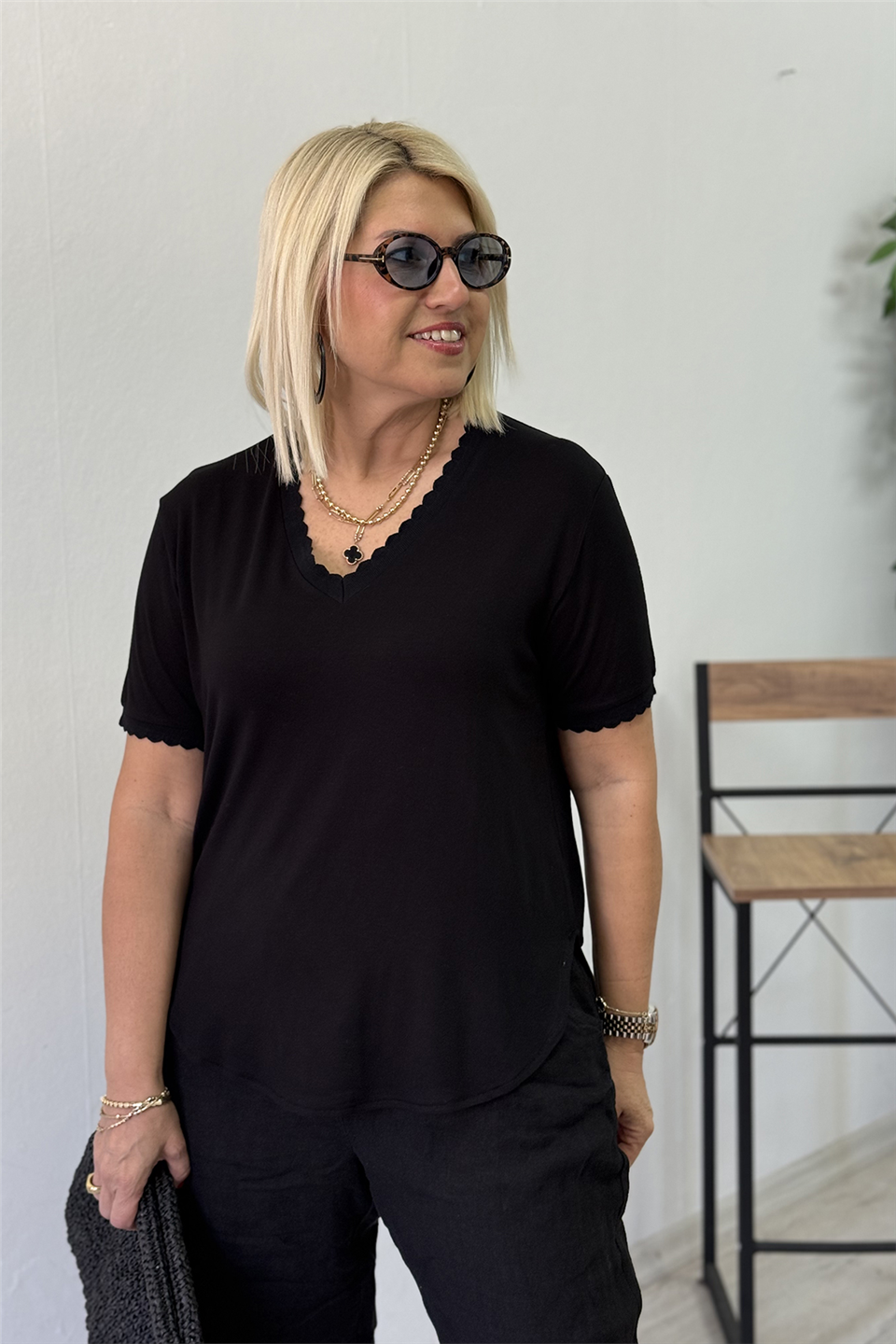 Siyah V Yaka Dilimli Ribanalı Pamuk T-ShirtTSH26001208-SIYAH-S
