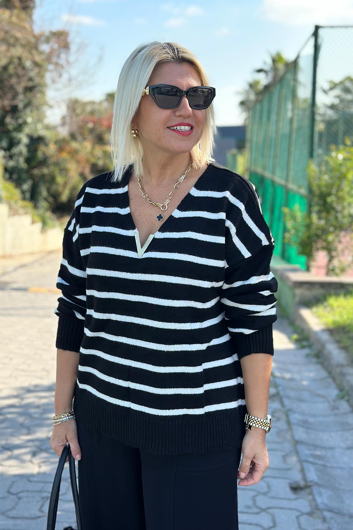 V Yaka Çizgili Aksesuar Yumoş HırkaDK2230145-SIYAH-STD