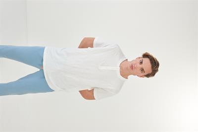 Beli Yırtmaçlı Yakası Patlı T-Shirt