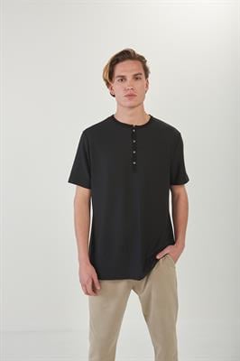 Kendinden Desenli Triko Yakalı T-Shirt