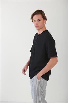 Kendinden Örgü Desenli Yakası Patlı T-Shirt