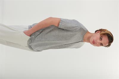 Kumaş Desenli Yakası Patlı T-Shirt