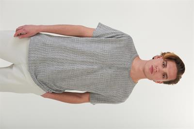 Kumaş Desenli Yakası Patlı T-Shirt