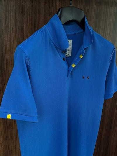 Nakış Logolu Tahta Düğmeli Yakalı T-Shirt