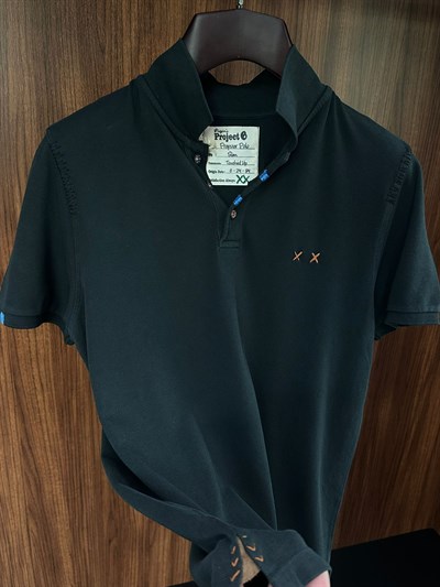 Nakış Logolu Tahta Düğmeli Yakalı T-Shirt