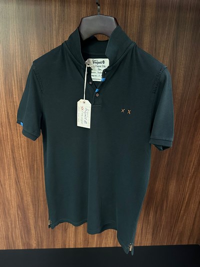 Nakış Logolu Tahta Düğmeli Yakalı T-Shirt