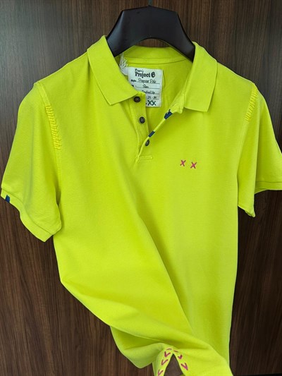 Nakış Logolu Tahta Düğmeli Yakalı T-Shirt
