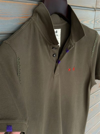 Nakış Logolu Tahta Düğmeli Yakalı T-Shirt