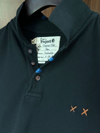 Nakış Logolu Tahta Düğmeli Yakalı T-Shirt