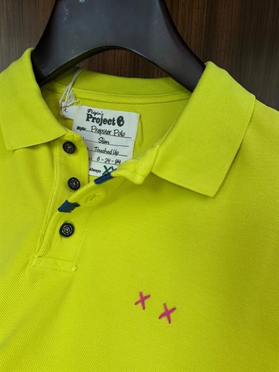 Nakış Logolu Tahta Düğmeli Yakalı T-Shirt
