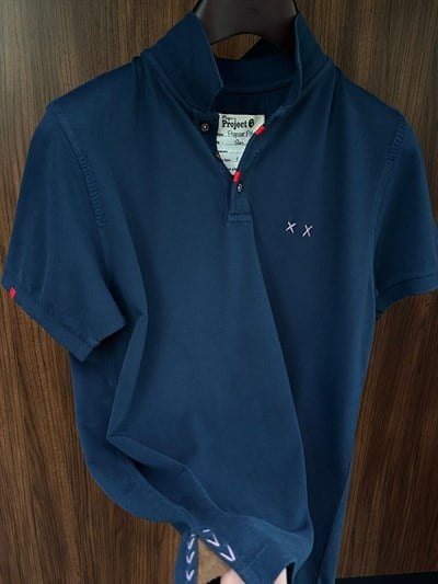 Nakış Logolu Tahta Düğmeli Yakalı T-Shirt