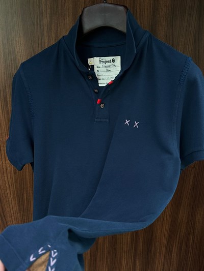 Nakış Logolu Tahta Düğmeli Yakalı T-Shirt