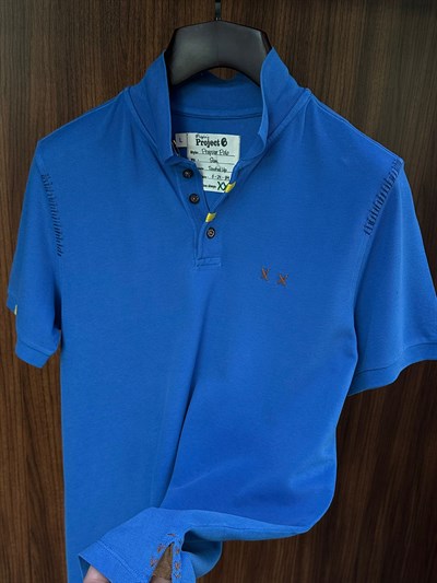 Nakış Logolu Tahta Düğmeli Yakalı T-Shirt