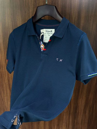 Nakış Logolu Yaka Boncuk Detaylı T-Shirt