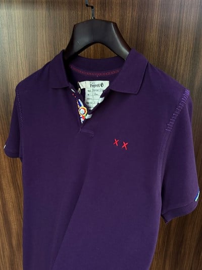 Nakış Logolu Yaka Boncuk Detaylı T-Shirt