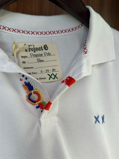 Nakış Logolu Yaka Boncuk Detaylı T-Shirt