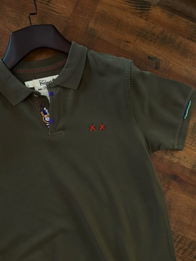 Nakış Logolu Yaka Boncuk Detaylı T-Shirt