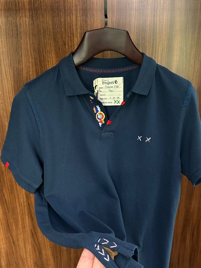 Nakış Logolu Yaka Boncuk Detaylı T-Shirt