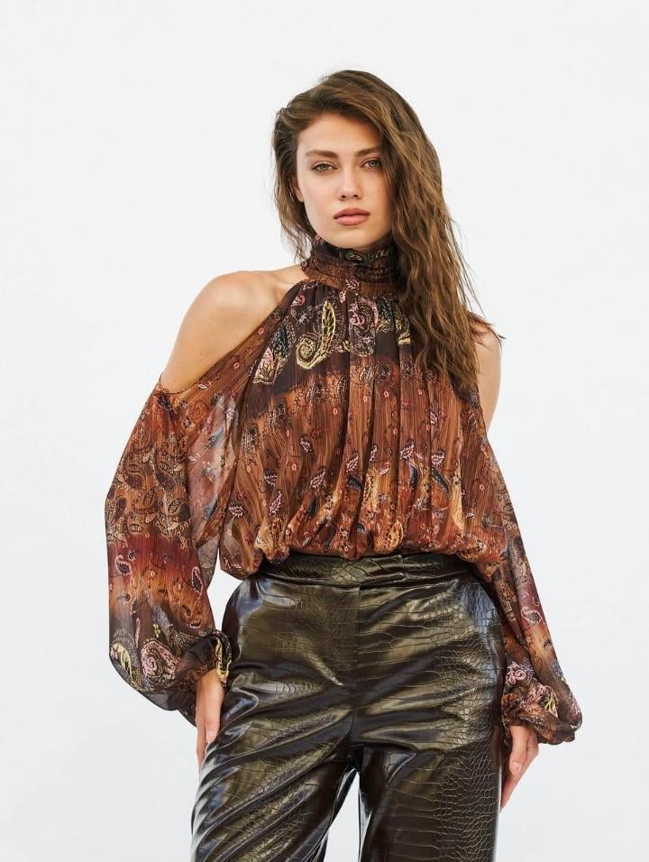 OMUZ AÇIK DEKOLTELİ BEL LASTİKLİ BLUZ