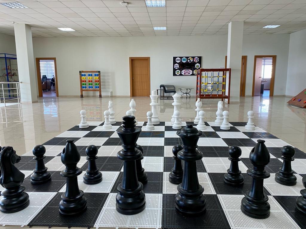 Bahçe Satranç Takımı + Zemin (STN-100) – İç ve Dış Mekan Uyumlu