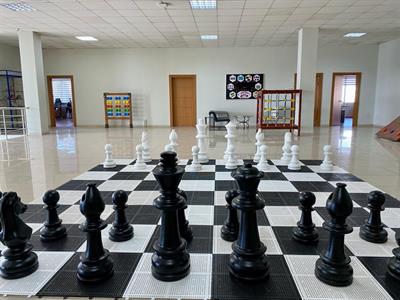 Bahçe Satranç Takımı + Zemin (STN-100) – İç ve Dış Mekan Uyumlu