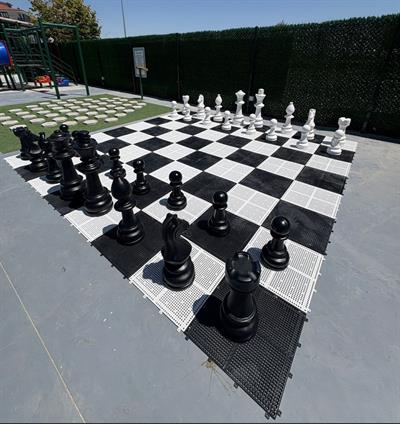 Bahçe Satranç Takımı + Zemin (STN-100) – İç ve Dış Mekan Uyumlu