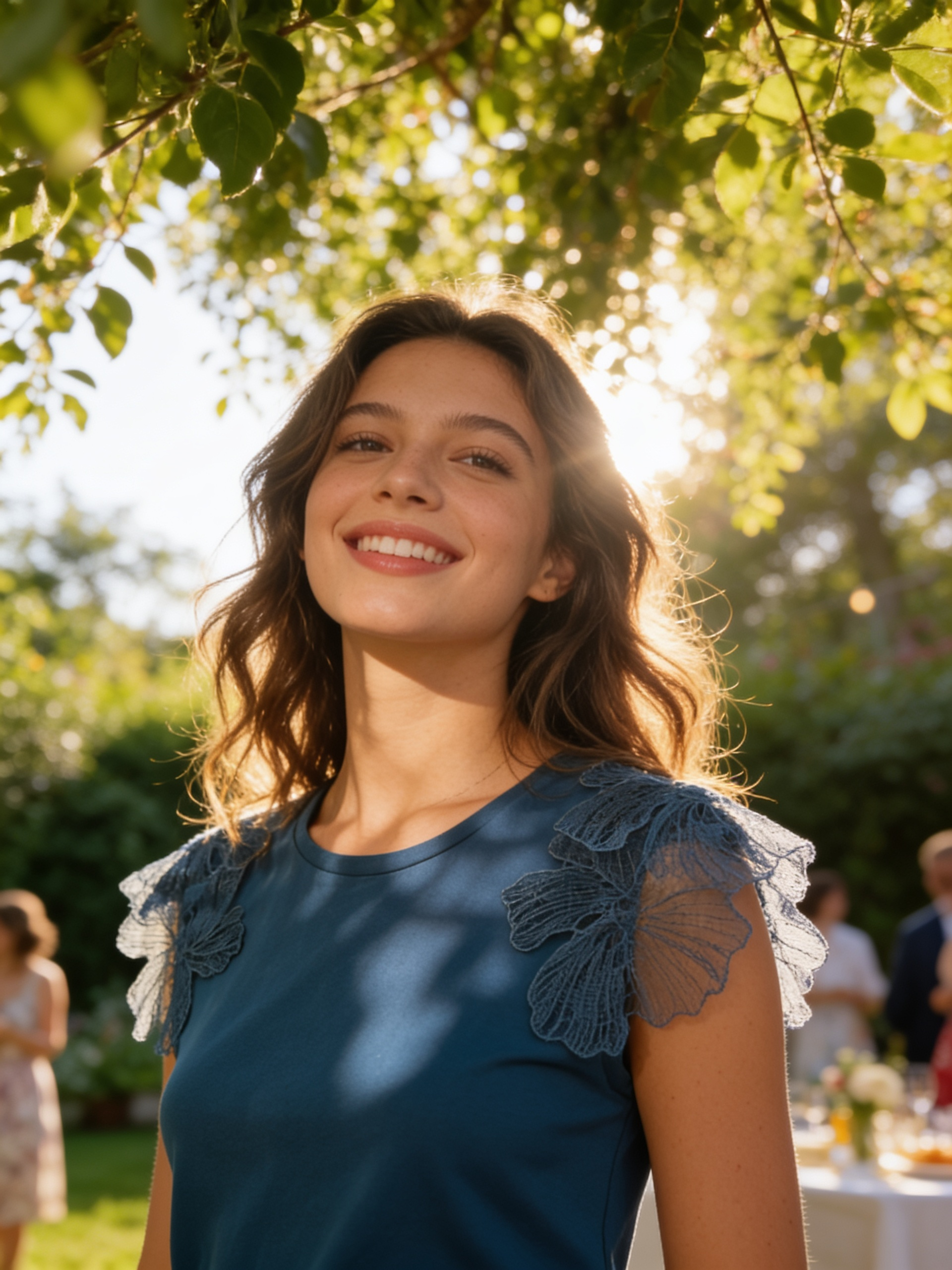 OMUZLARI ÇİÇEK DETAYLI KOLSUZ T-SHIRT
