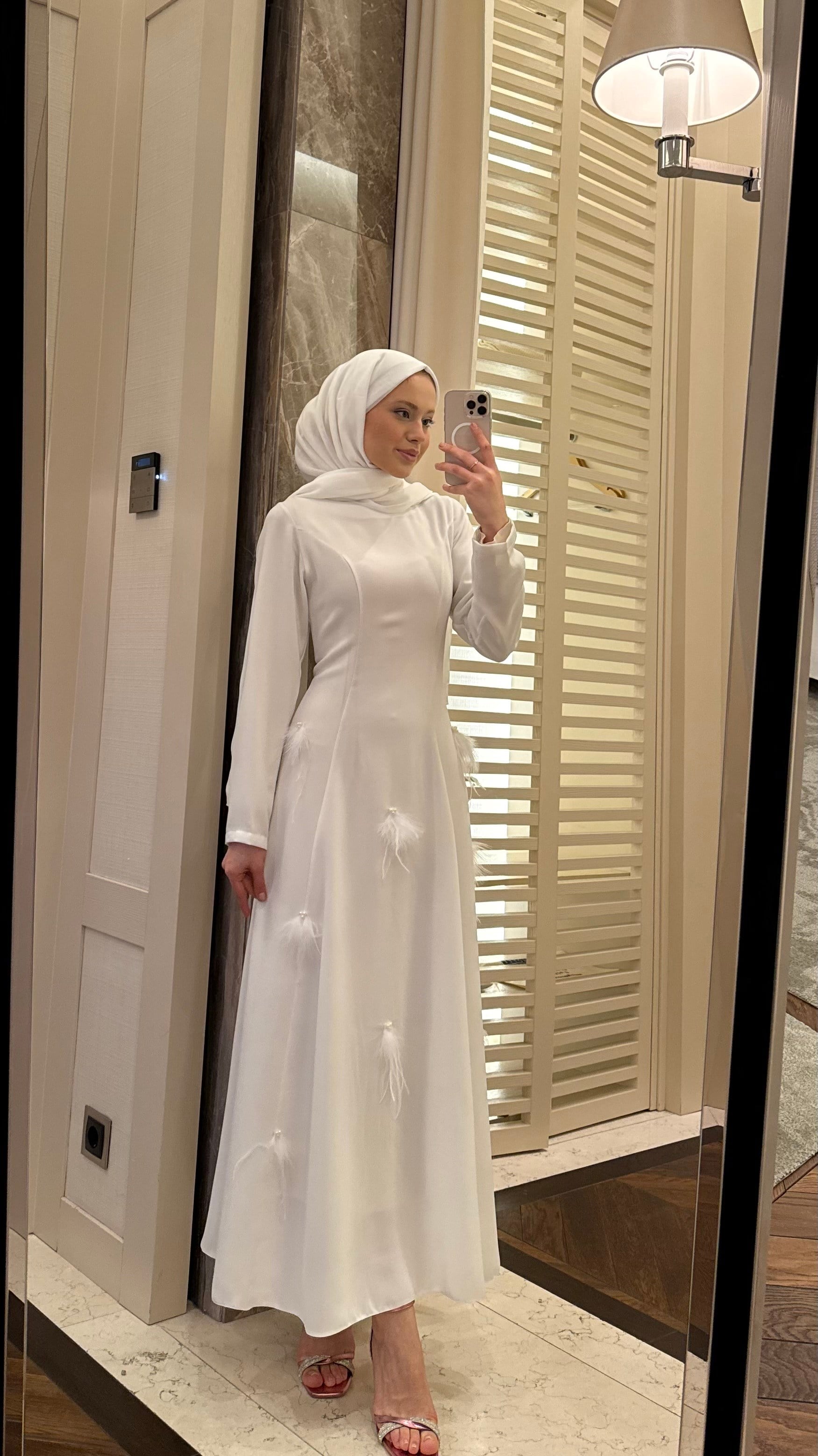 Tüy detaylı kuğu  elbise