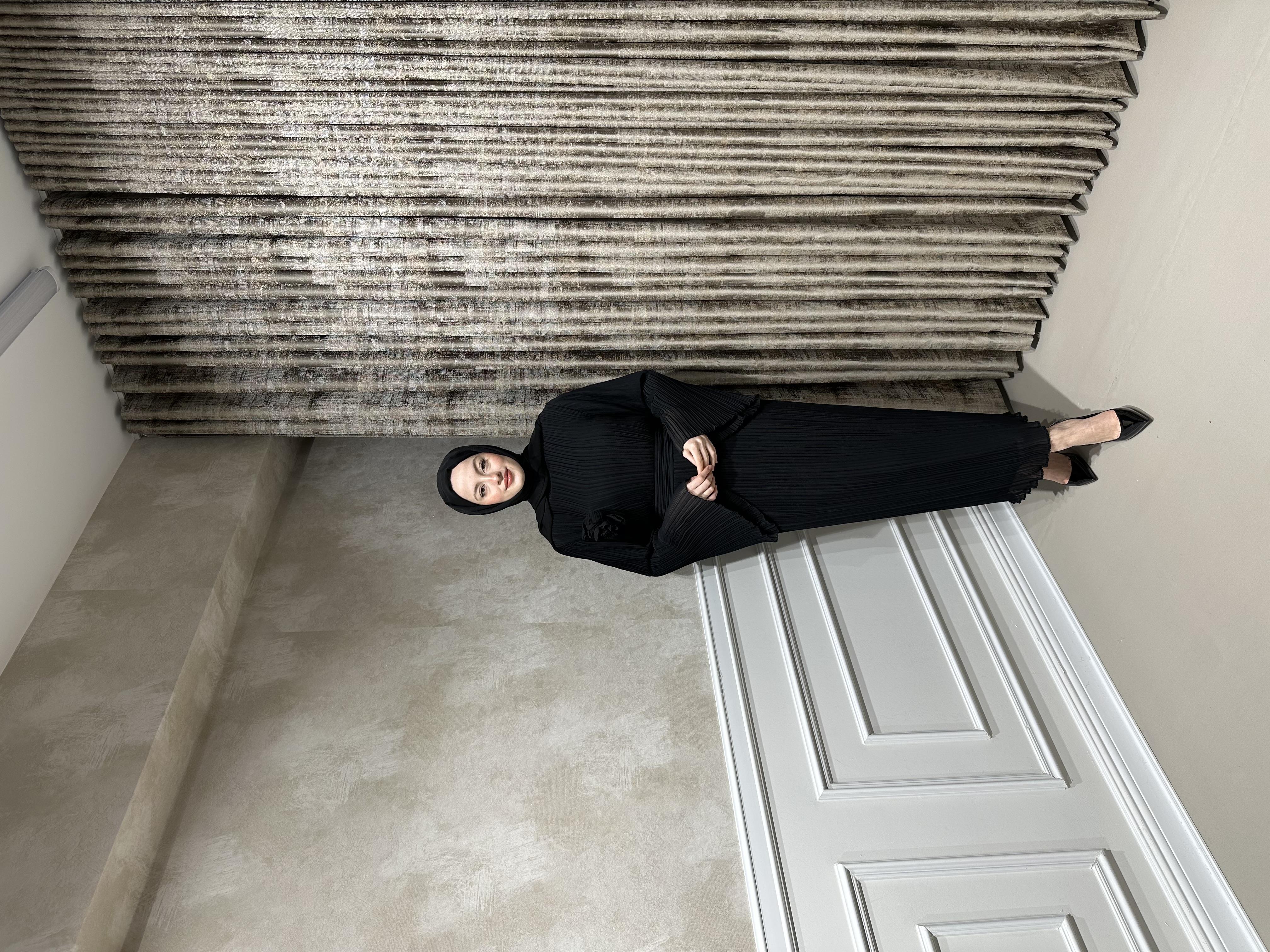 Gül Detaylı Siyah Elbise