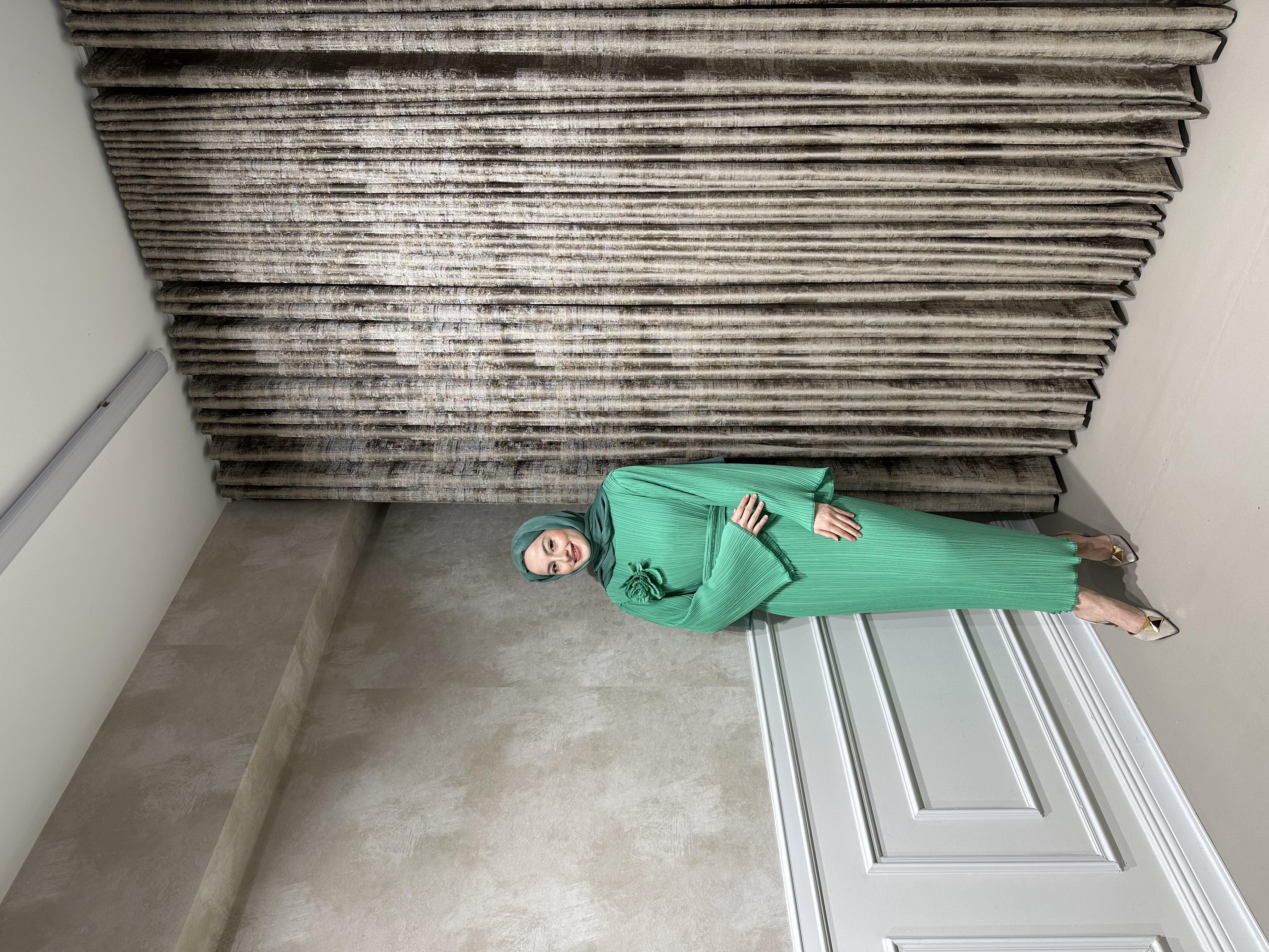 Gül Detaylı Yeşil Elbise