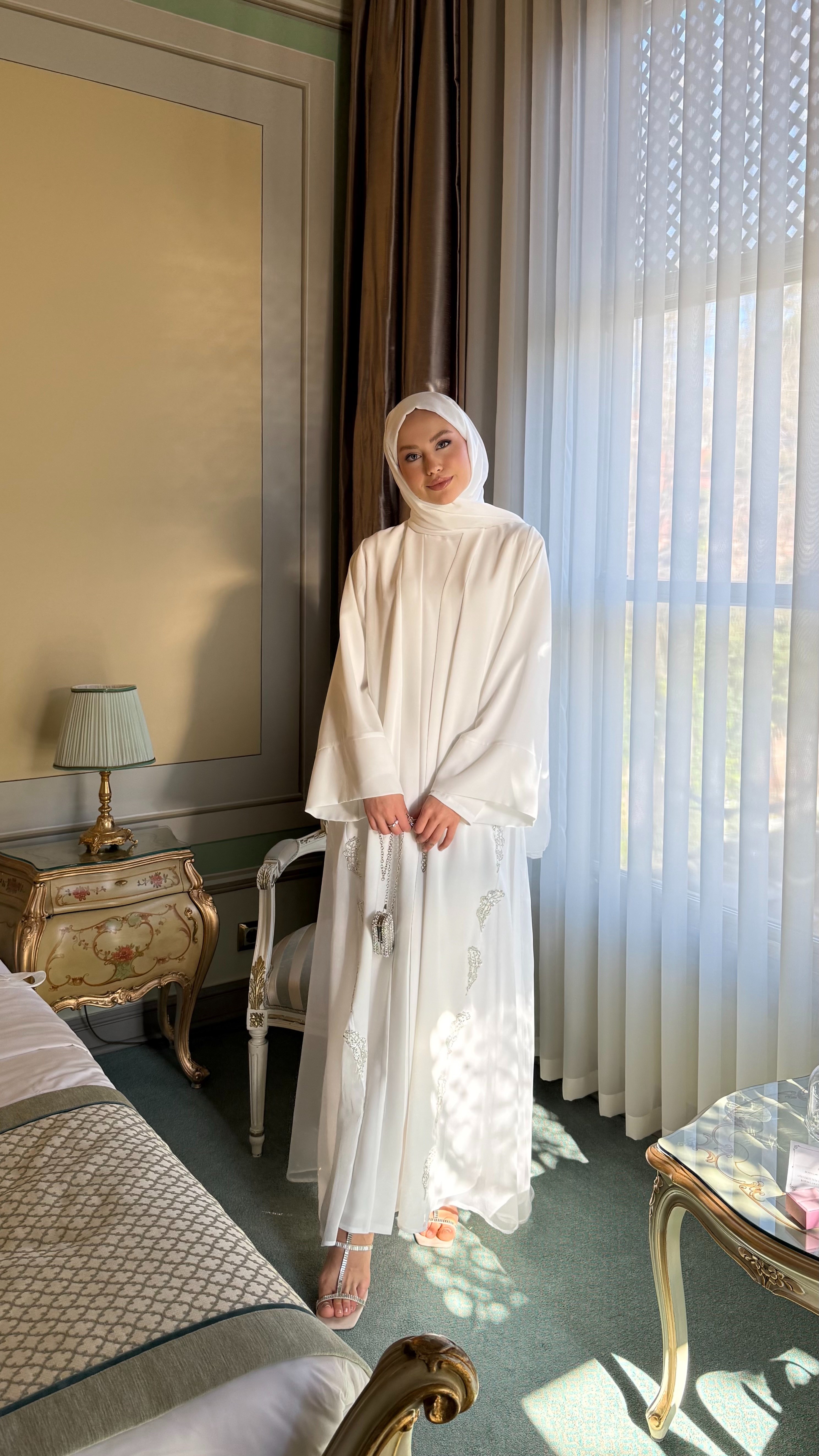 Nakış işlemeli beyaz abaya takım