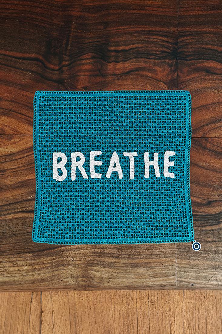 Breathe Yazılı El İşi Dantel Örtü