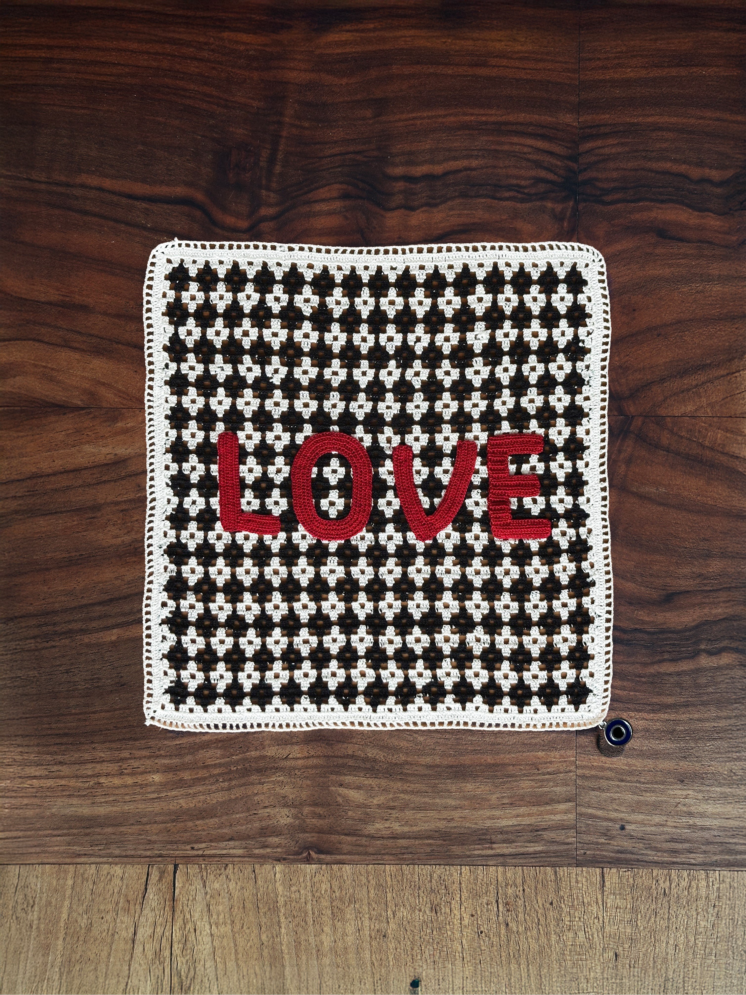 Love Yazılı Optimist El İşi Dantel Örtü