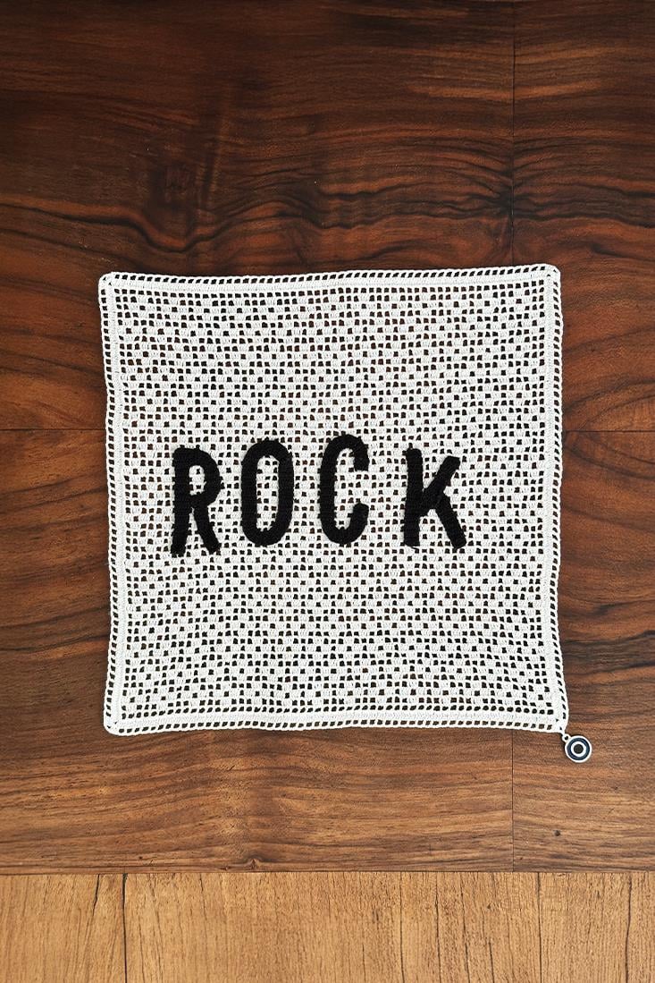 Rock Yazılı El İşi Dantel Örtü