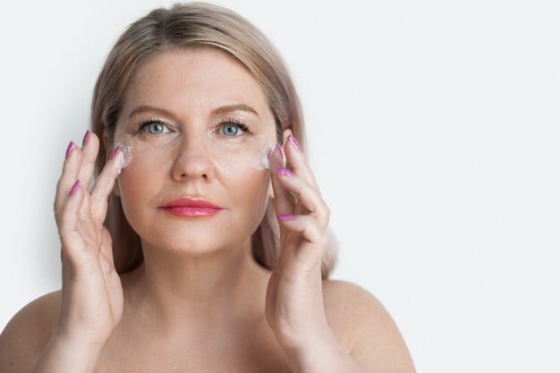 Anti-Aging Bakım Rutini: Yaşlanma Belirtilerini Geciktiren Ürünler ve Yöntemler