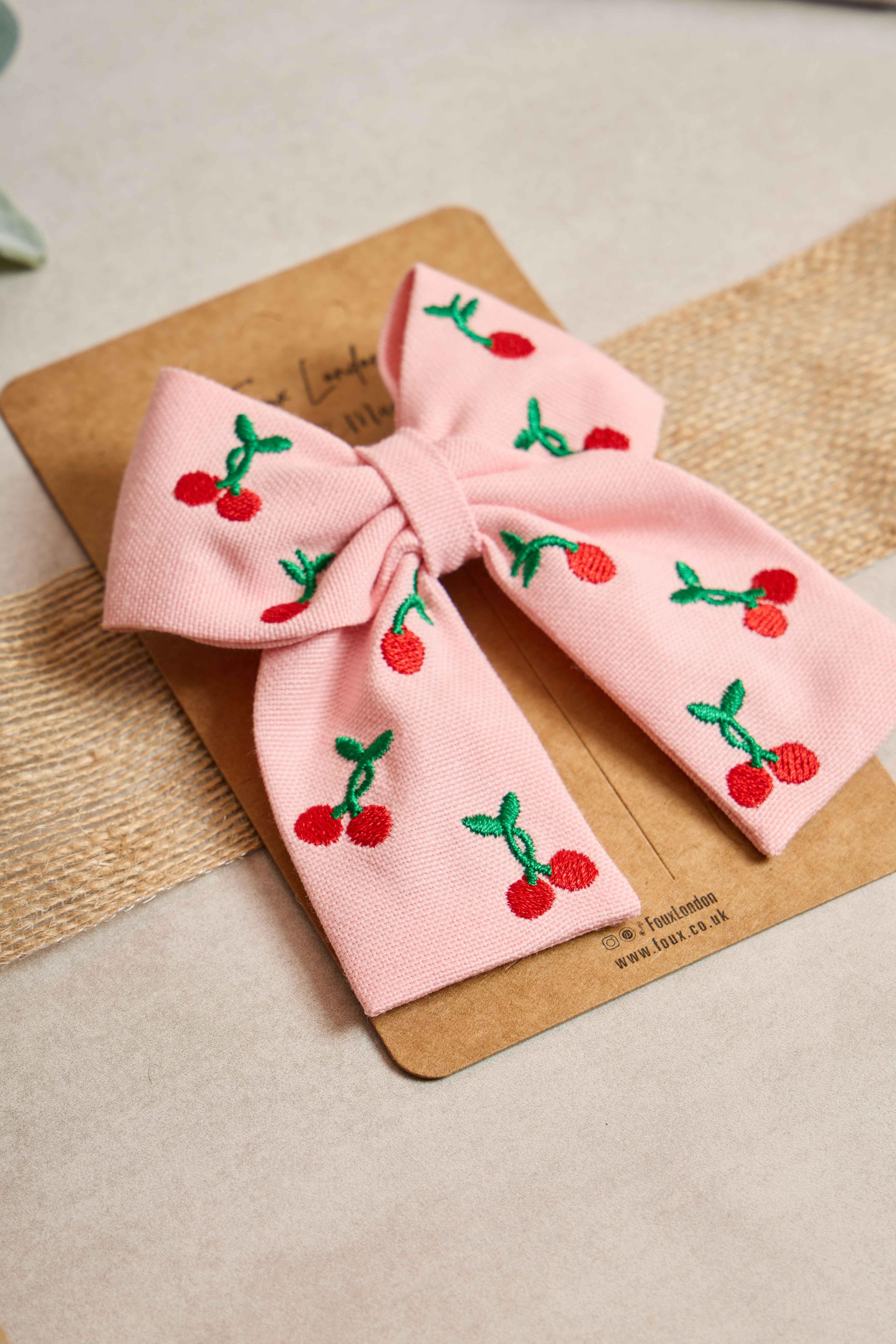 Kiraz Nakışlı Pembe Mini Fiyonk Toka