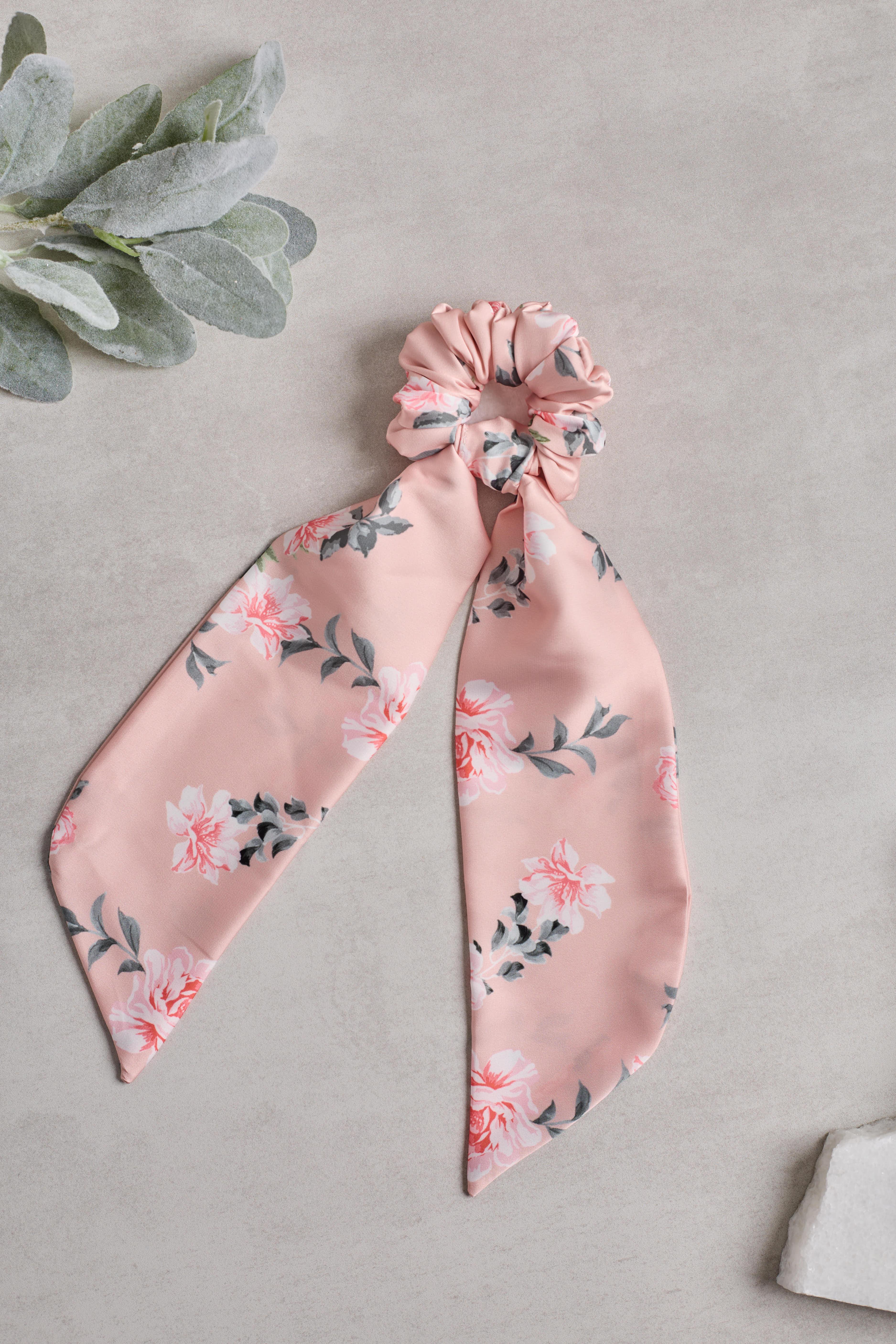 Kuyruklu Rose Scrunchie